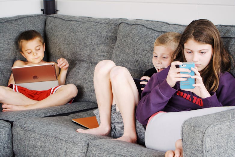 kids-using-gadgets