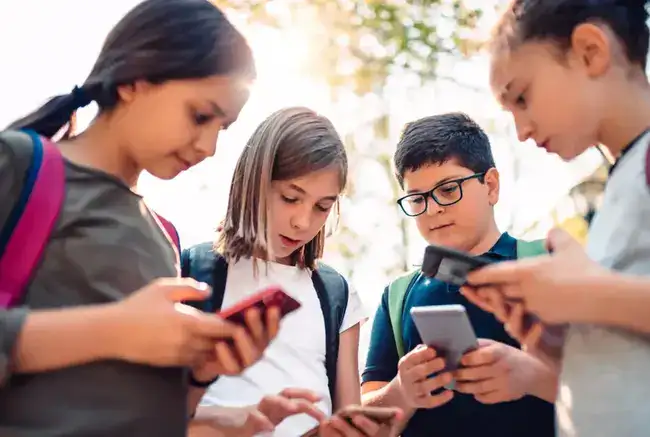 students-using-phones