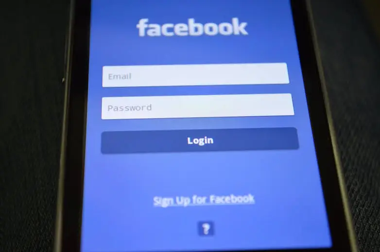 facebook-opened-in-smartphone